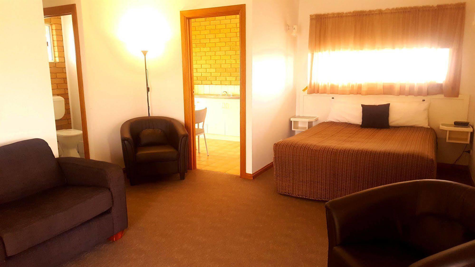 Centrepoint Motel Deniliquin Exterior photo
